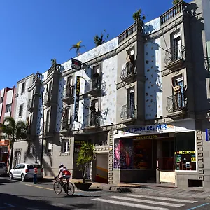 https://apartamentos-la-fonda.in-canary-islands.com